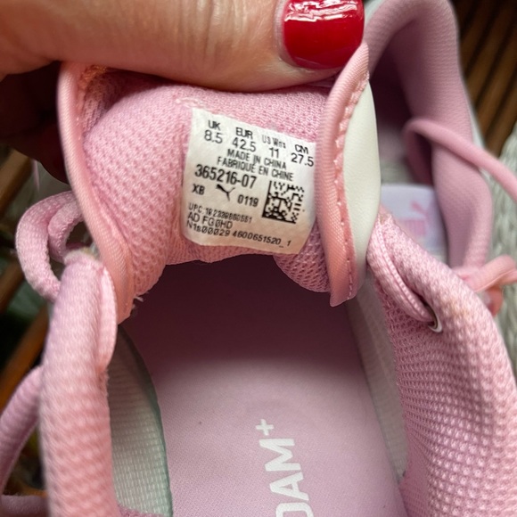 🆕 $30 Puma Women's White and Pink Sneakers Sz 11 {never worn} - Picture 3 of 5